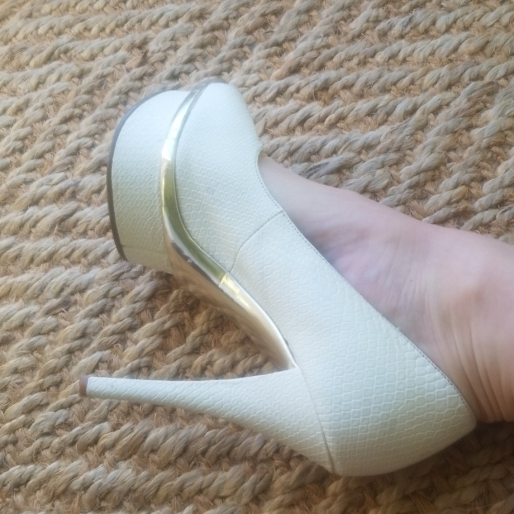 Enzo angiolini cream pump heels